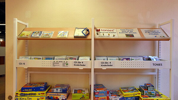 Das Regal im Kinderzimmer mit Brettspielen, CDs und Tonies für die ganz Kleinen.