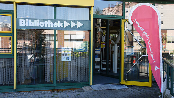 Eine Nahaufnahme vom Eingang der Bibliothek in der Badnerlandhalle im Obergeschoss.