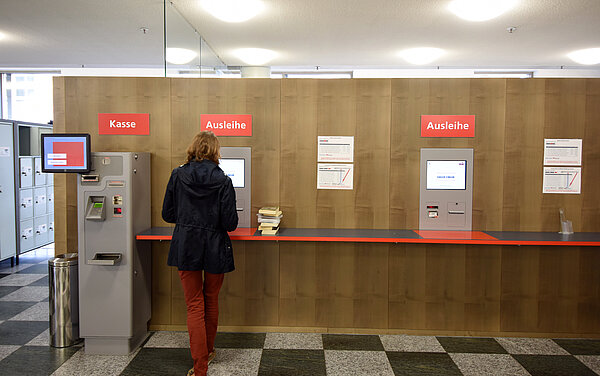 Eine Frau steht vor den Ausleih-Automaten im Erdgeschoss des Neuen Ständehauses