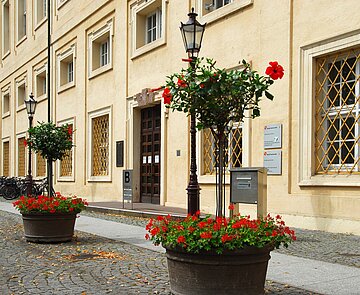 Der Eingang der Stadtteilbibliothek Durlach in der Karlsburg von vorne.