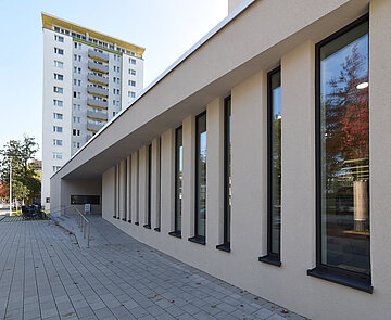 Der Eingang der Stadtteilbibliothek Mühlburg von außen von der Seite.