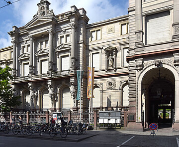 Der Eingang der Kinder- und Jugendbibliothek im Prinz-Max-Palais von vorne bei Sonnenschein.