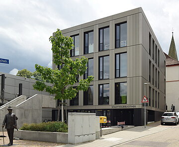 Die Stadtteilbibliothek Grötzingen von außen.